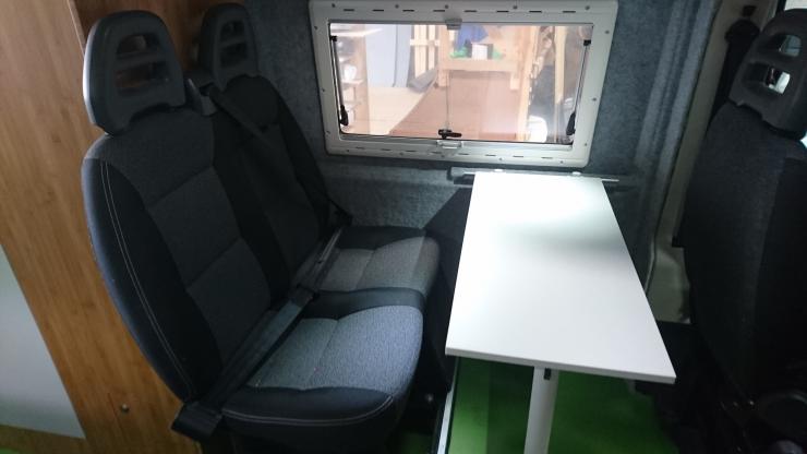 rear double seat with table